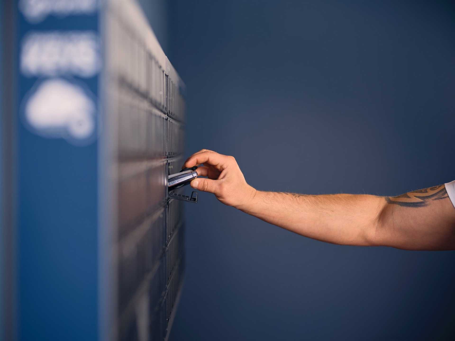 Blue Car Rental´s key-box delivery.