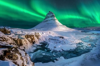 Kirkjufell Mountain under the northern lights in iceland